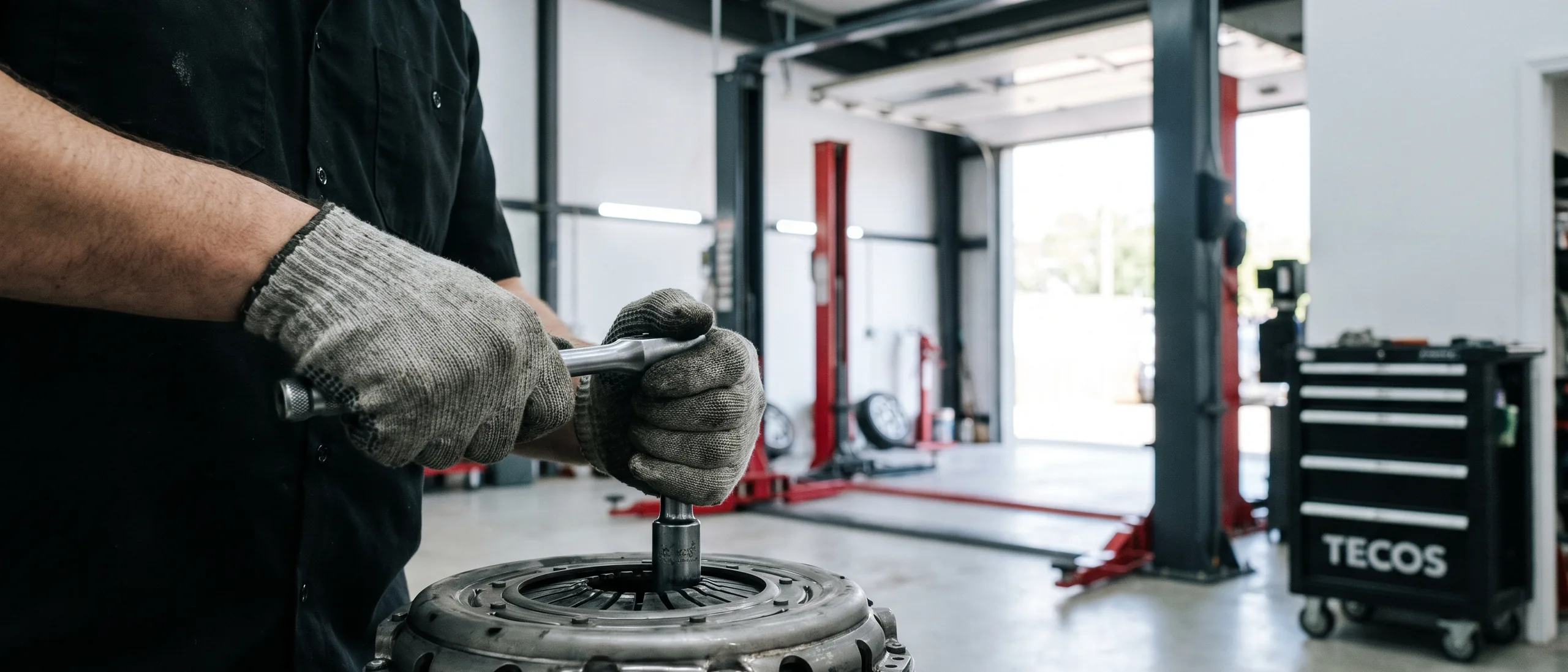Mekaniker arbejder med kobling i autoværkstedet